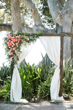Lilas Wood fleuriste mariage à lyon en Rhône alpes - Inspiration Pinterest - Arche fleurie mariage traditionnelle en bois de forme rectangulaire
