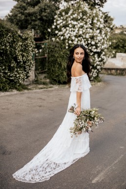 La mariée avec son bouquet de fleurs, style boho, design floral Lilas Wood fleuriste mariage en Provence alpes côte d'azur - Photographie Chris and Ruth.