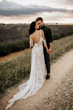 Les mariés dans un champs de lavande, style boho, design floral Lilas Wood fleuriste mariage en Provence alpes côte d'azur - Photographie Chris and Ruth.