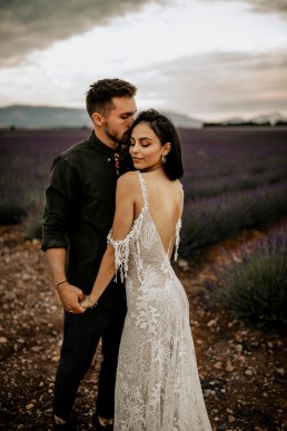 Les mariés dans un champs de lavande, style boho, design floral Lilas Wood fleuriste mariage en Provence alpes côte d'azur - Photographie Chris and Ruth.