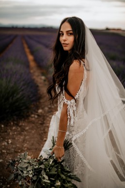 La mariée dans un champs de lavande, elle porte un bouquet moderne, mariage style boho, design floral Lilas Wood fleuriste mariage en Provence alpes côte d'azur - Photographie Chris and Ruth.