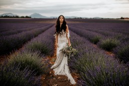 La mariée dans un champs de lavande, elle porte un bouquet moderne, mariage style boho, design floral Lilas Wood fleuriste mariage en Provence alpes côte d'azur - Photographie Chris and Ruth.
