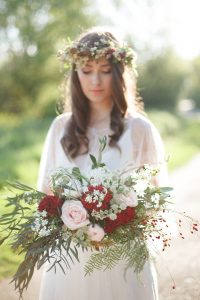 Bouquet de la mariée et couronne de fleurs de l'atelier Lilas Wood fleuriste mariage à lyon en Rhône alpes