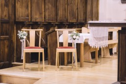 Décor de chaise confectionnée par l'atelier Lilas Wood fleuriste mariage Grenoble, fleuriste mariage, fleuriste mariage Annecy, fleuriste mariage Genève, fleuriste mariage Chambéry en Savoie et Haute Savoie.