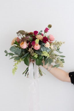 Bouquet de mariée confectionné par l'atelier Lilas Wood fleuriste mariage Auvergne & Rhône alpes.