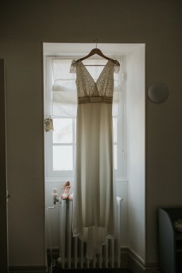 La Robe de mariée suspendue à la fenêtre - LILAS WOOD - Fleuriste Mariage Dijon & Bourgogne.