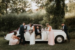 Les mariés et leurs témoins devant Rolls Royce, Couronne de fleurs et bouquet de la mariée confectionnés par LILAS WOOD - Fleuriste Mariage Dijon & Bourgogne.