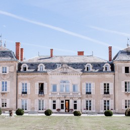 Décoration florale confectionnée par l'atelier LILAS WOOD - Fleuriste & Designer floral Mariage - Château de Varennes en Bourgogne. Photographe - Ian Holmes Photography