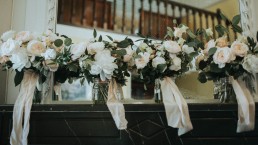 Bouquet de la mariée et bouquets des demoiselles d'honneur confectionnés par LILAS WOOD, Design Floral & Fleuriste Mariage Genève en Suisse - Photographe - Le château de Coudrée.