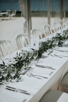 Centre de table type chemin de feuillage confectionnée par LILAS WOOD, Design Floral & Fleuriste Mariage Genève en Suisse - Photographe - Le château de Coudrée.