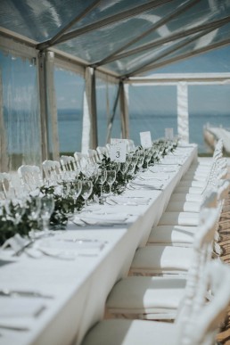 Centre de table type chemin de feuillage confectionnée par LILAS WOOD, Design Floral & Fleuriste Mariage Genève en Suisse - Photographe - Le château de Coudrée.