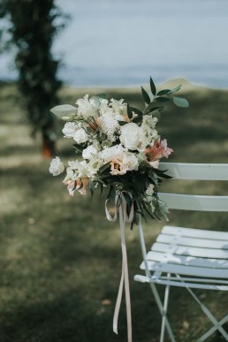 Bouquet for the end of the bench for a wedding ceremony made by LILAS WOOD, Floral Design & Wedding Florist Geneva in Switzerland - Photographer - Le château de Coudrée