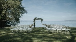 Arche de cérémonie mariage végétale confectionnée par LILAS WOOD, Design Floral & Fleuriste Mariage Genève en Suisse - Photographe - Le château de Coudrée.