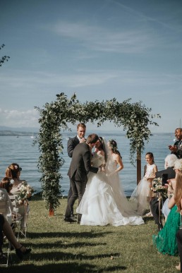 Arche de cérémonie mariage végétale confectionnée par LILAS WOOD, Design Floral & Fleuriste Mariage Genève en Suisse - Photographe - Le château de Coudrée.