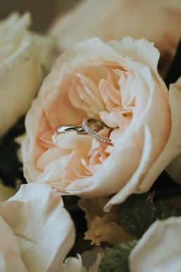 Bagues des mariés dans rose fournie par LILAS WOOD, Design Floral & Fleuriste Mariage Genève en Suisse - Photographe - Le château de Coudrée.