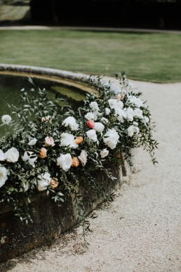 Flower arrangement in a fountain made by LILAS WOOD, Floral Design & Wedding Florist Aix-en-Provence - Photographer Greg REGGO - Villa Beaulieu
