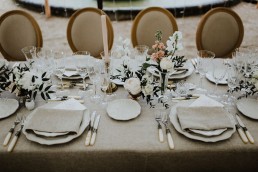 Centre de table mariage type composition de fleurs confectionnée par LILAS WOOD, Design Floral & Fleuriste Mariage Aix-en-Provence - Photographe Greg REGGO - Villa Beaulieu.