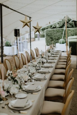 Centre de table mariage type composition de fleurs confectionnée par LILAS WOOD, Design Floral & Fleuriste Mariage Aix-en-Provence - Photographe Greg REGGO - Villa Beaulieu.