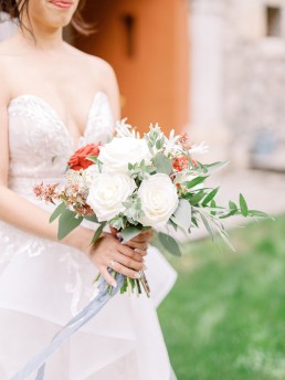Bridal bouquet made by the workshop LILAS WOOD, Floral Design & Wedding florist Chambéry in Savoie (73) - Photographer Valéry VILLARD.