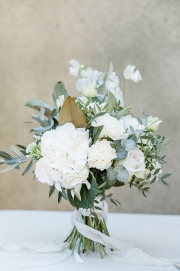 Bridesmaid's bouquet made by LILAS WOOD, Floral Design & Florist La Tour Vaucros in Sorgues (84) in Provence - Photographer Valéry VILLARD.