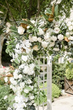 Arche de cérémonie fleurie confectionnée par l'atelier LILAS WOOD, Design Floral & Fleuriste Mariage La Tour Vaucros à Sorgues (84) en Provence - Photographe Valéry VILLARD.