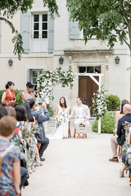 Flowered ceremony arch made by the workshop LILAS WOOD, Floral Design & Wedding Florist La Tour Vaucros in Sorgues (84) in Provence - Photographer Valéry VILLARD.