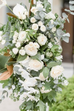 Arche de cérémonie fleurie confectionnée par l'atelier LILAS WOOD, Design Floral & Fleuriste Mariage La Tour Vaucros à Sorgues (84) en Provence - Photographe Valéry VILLARD.