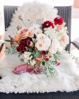 Bridal bouquet made by LILAS WOOD, Floral Design & Wedding florist Megève (74) Savoie & Haute savoie - Photographer Emilie Cabot.