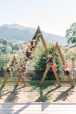 Arche florale de cérémonie confectionnée par l'atelier LILAS WOOD, Design Floral & Fleuriste Mariage Megève (74) Savoie & Haute savoie - Photographe Emilie Cabot.