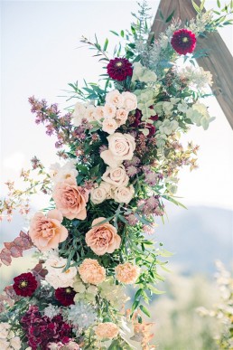 Arche florale de cérémonie confectionnée par l'atelier LILAS WOOD, Design Floral & Fleuriste Mariage Megève (74) Savoie & Haute savoie - Photographe Emilie Cabot.