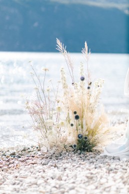 Composition florale confectionnée par l'atelier LILAS WOOD, Design Floral & Fleuriste Mariage Aix les bains (73) Lac du Bourget en Savoie - Photographe Julien Bonjour.