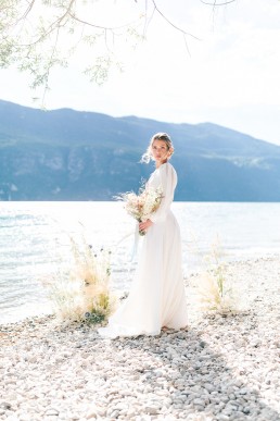 Bridal bouquet made by LILAS WOOD, Floral Design & Florist Wedding Aix les bains (73) Lac du Bourget in Savoie - Photographer Julien Bonjour.
