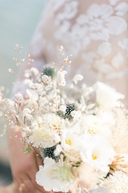 Bouquet de mariée confectionné par l'atelier LILAS WOOD, Design Floral & Fleuriste Mariage Aix les bains (73) Lac du Bourget en Savoie - Photographe Julien Bonjour.